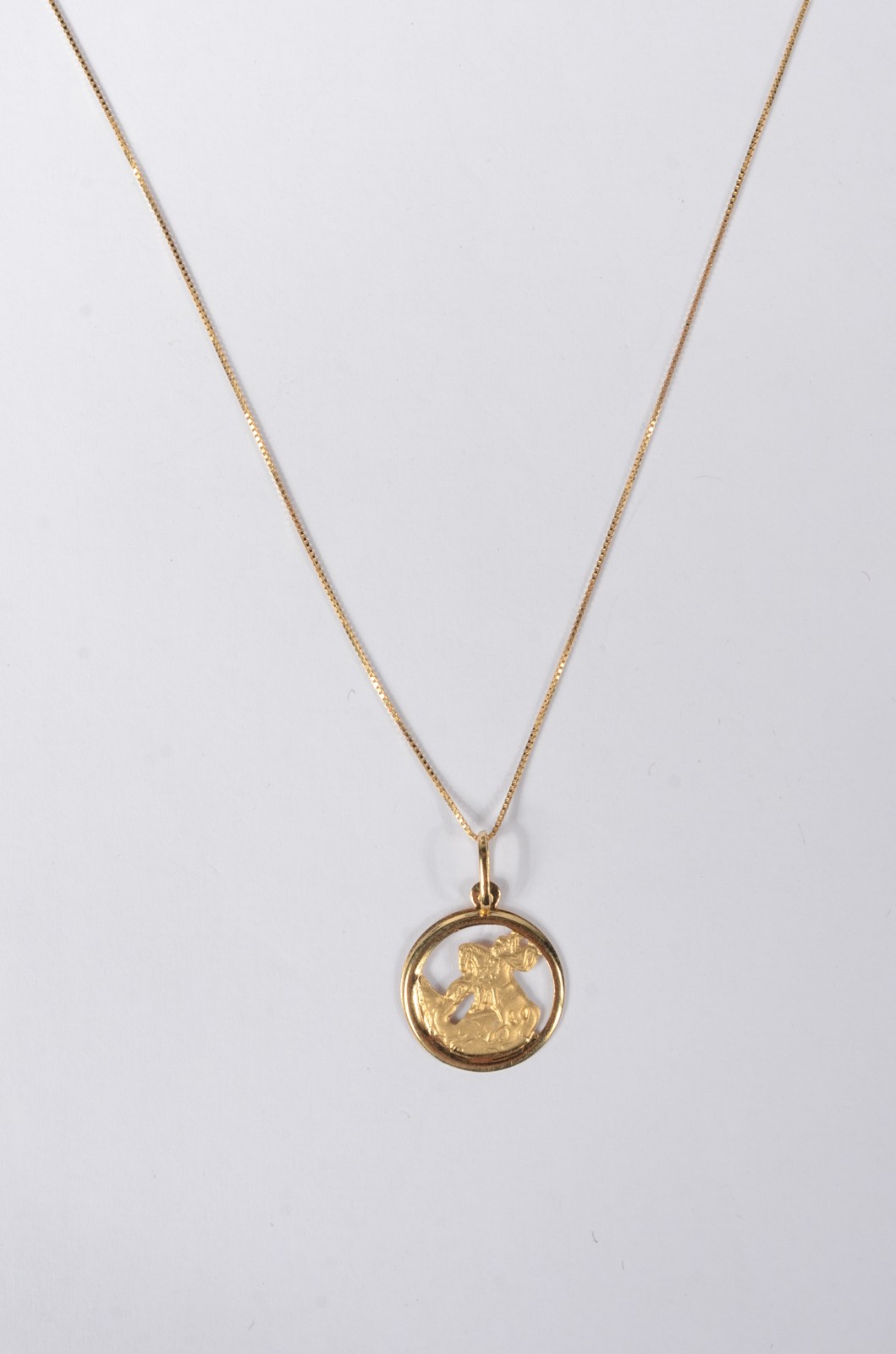 Colar com pendente de São Jorge de ouro 18 k., contraste 750 mls... - foto 1 de 5