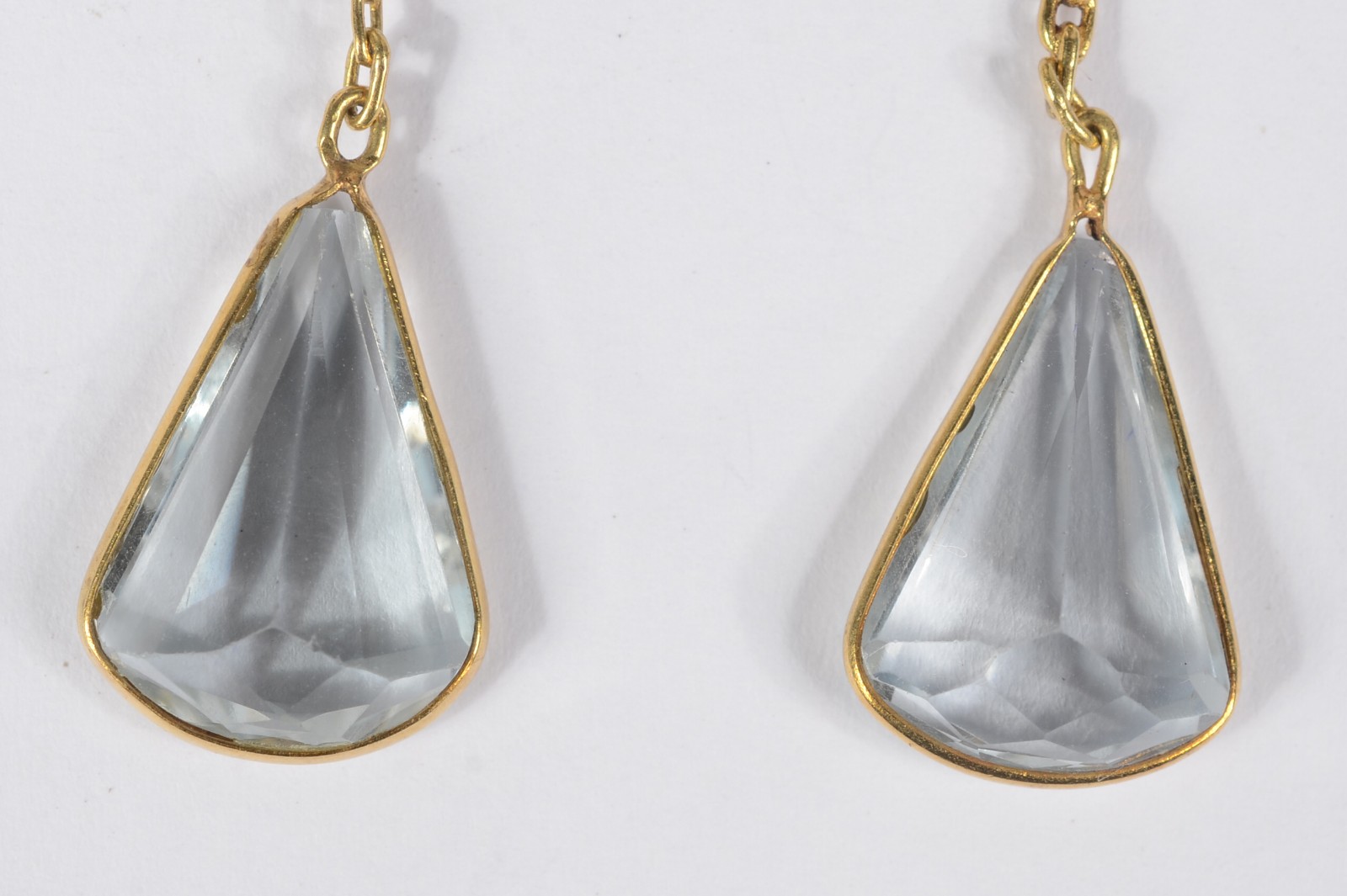 Par de brincos de ouro 18 k., feitio gota com duas pedras águas... - foto 2 de 6
