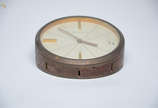 Relógio de mesa JAEGER LE COULTRE - Dunhill, fe... - Relógio de mesa JAEGER LE COULTRE - Dunhill, feitio redondo, caixa de metal dourado. Diâmetro 10 cm e altura 5 cm (máquina parada).