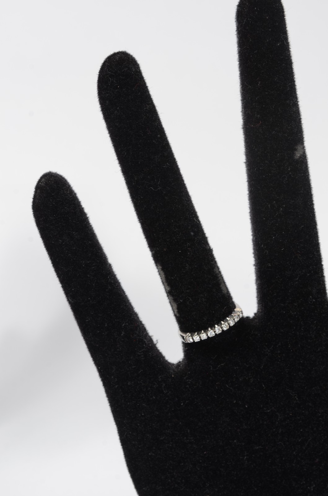Meia aliança de ouro branco com aproximadamente 9 brilhantes. Aro 17... - foto 4 de 5