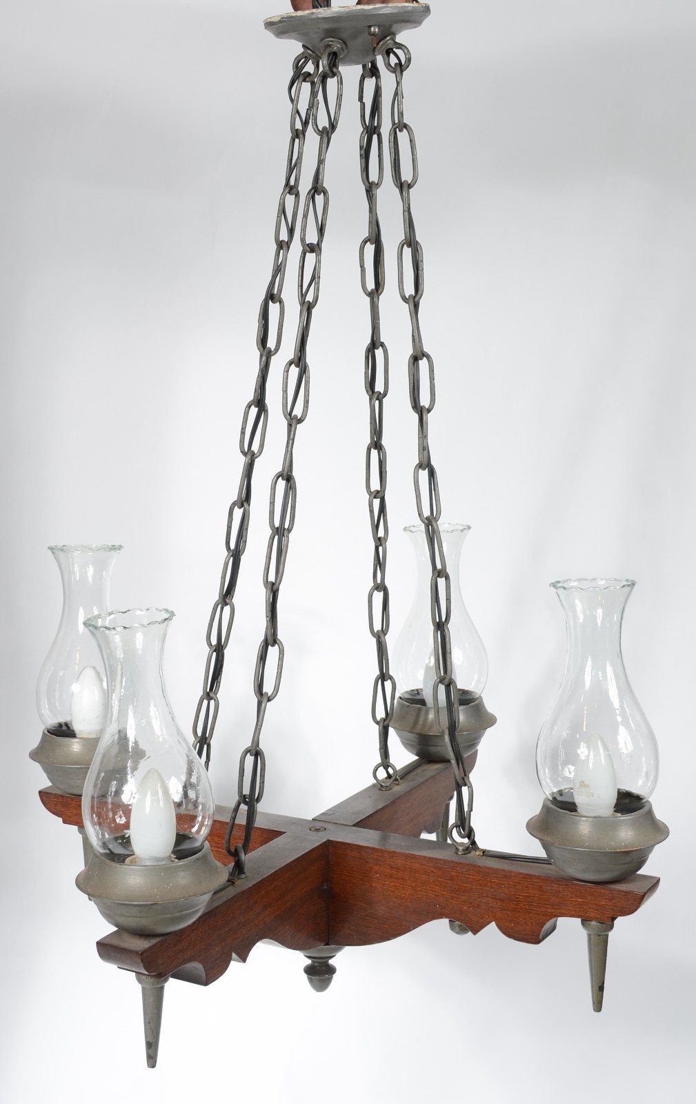 Lustre de madeira para quatro luzes, correntes de metal e mangas de... - foto 1 de 4