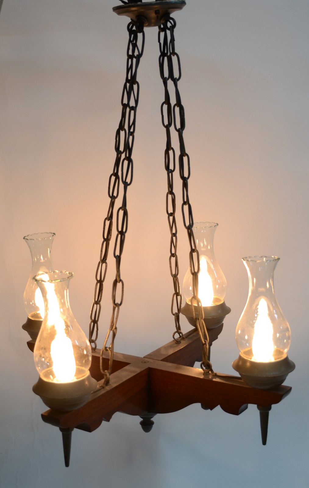 Lustre de madeira para quatro luzes, correntes de metal e mangas de... - foto 2 de 4