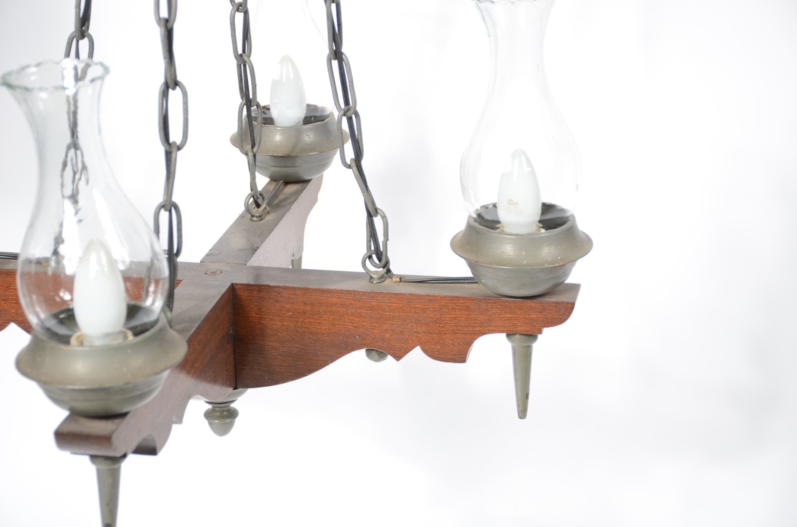 Lustre de madeira para quatro luzes, correntes de metal e mangas de... - foto 3 de 4