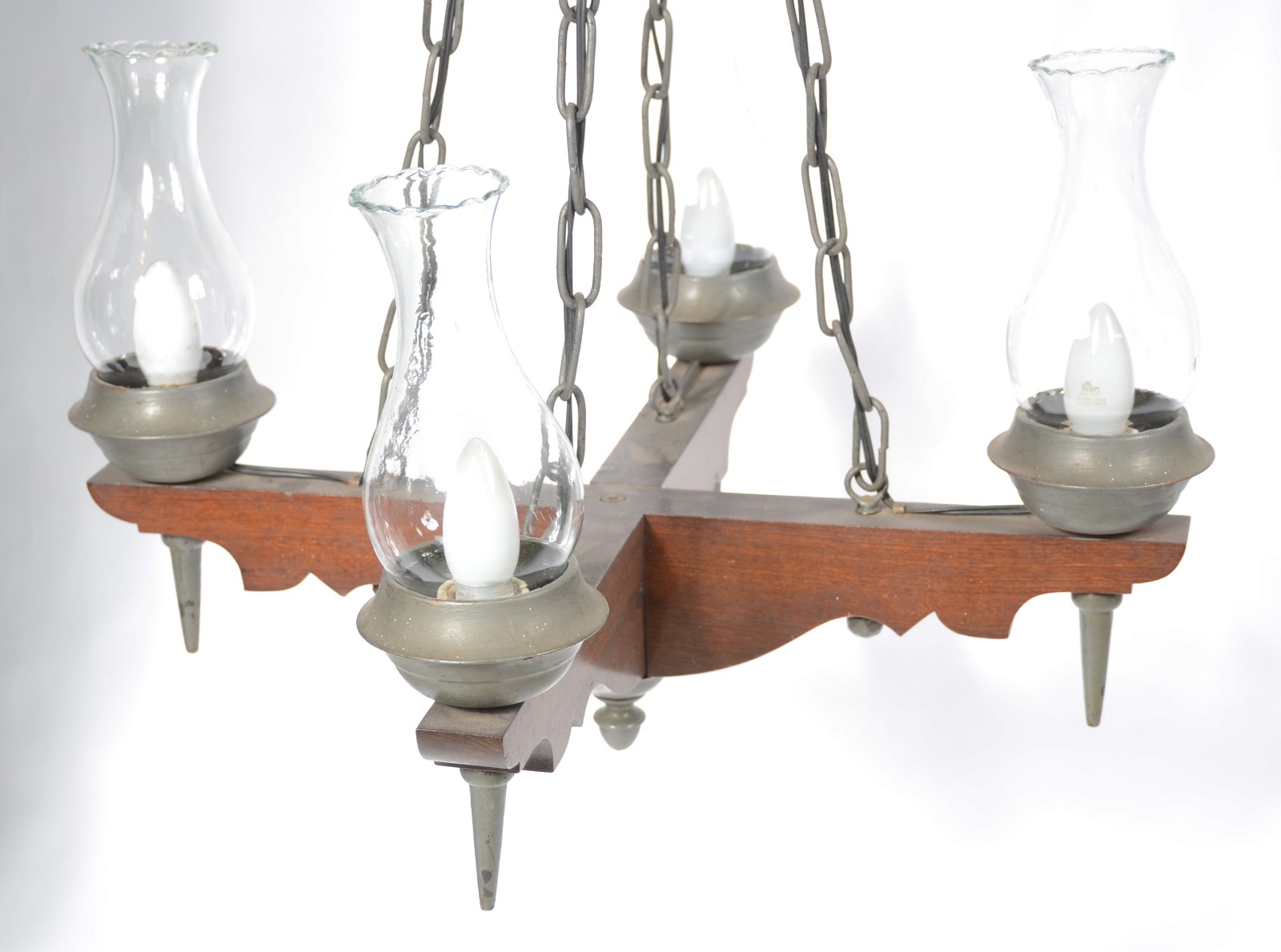 Lustre de madeira para quatro luzes, correntes de metal e mangas de... - foto 4 de 4