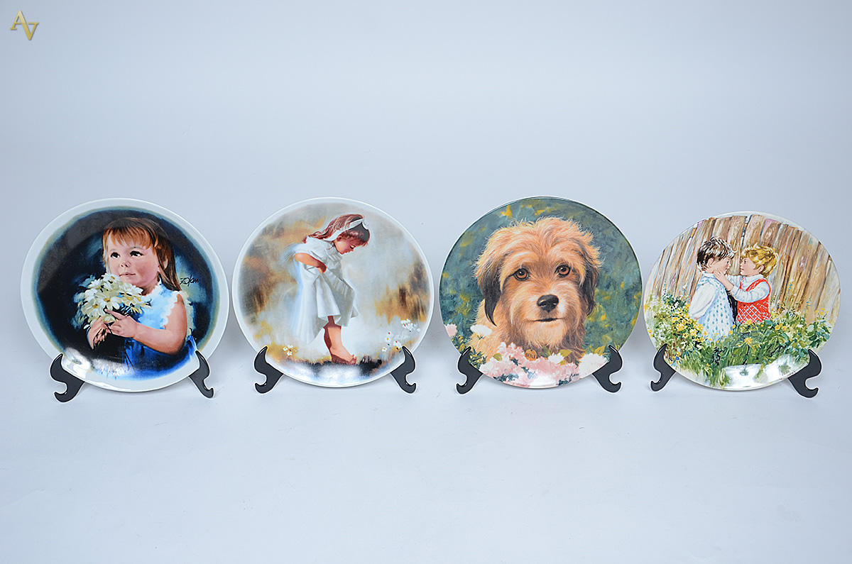 Quatro pratos de porcelana de coleções limitadas diversos, sendo...