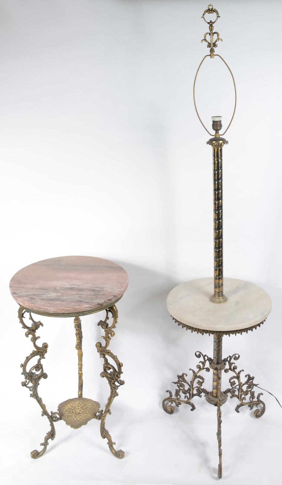 Duas mesinhas com bases de metal dourado e tampos redondos de... - foto 1 de 9