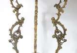 Duas mesinhas com bases de metal dourado e tamp... - Duas mesinhas com bases de metal dourado e tampos redondos de mármore, uma delas com abatjour acoplado.