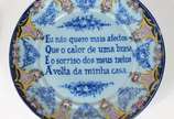 Três peças diversas portuguesas, sendo: floreir... - Três peças diversas portuguesas, sendo: floreira na forma de cesta de faiança Sacaven; prato grande Alcobaça com inscrição ao centro decorado gu...