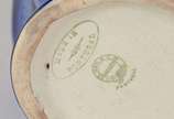 Três peças diversas portuguesas, sendo: floreir... - Três peças diversas portuguesas, sendo: floreira na forma de cesta de faiança Sacaven; prato grande Alcobaça com inscrição ao centro decorado gu...