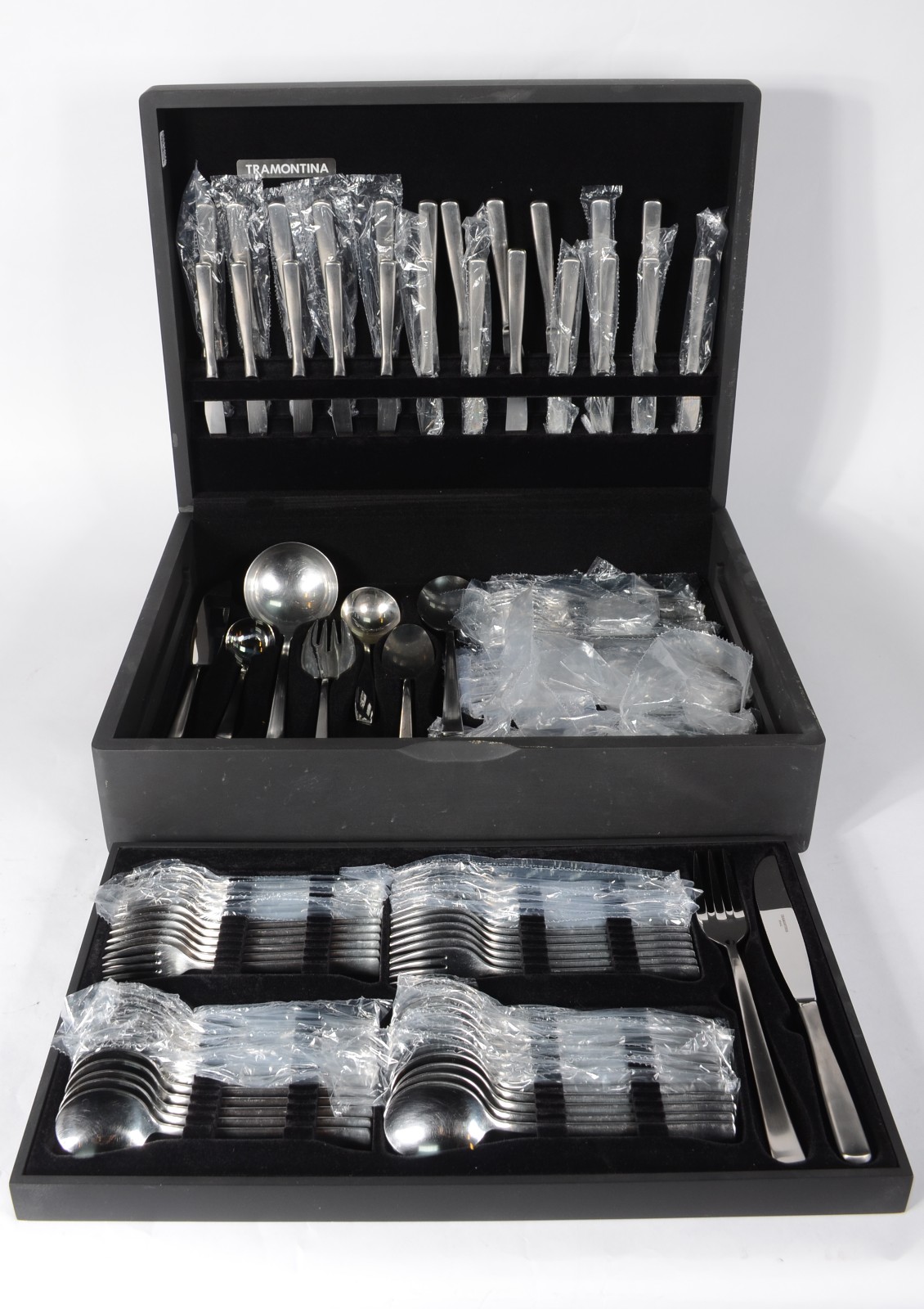 Faqueiro de aço inox, composto de: 12 colheres, 12 garfos, 12 facas... - foto 2 de 9
