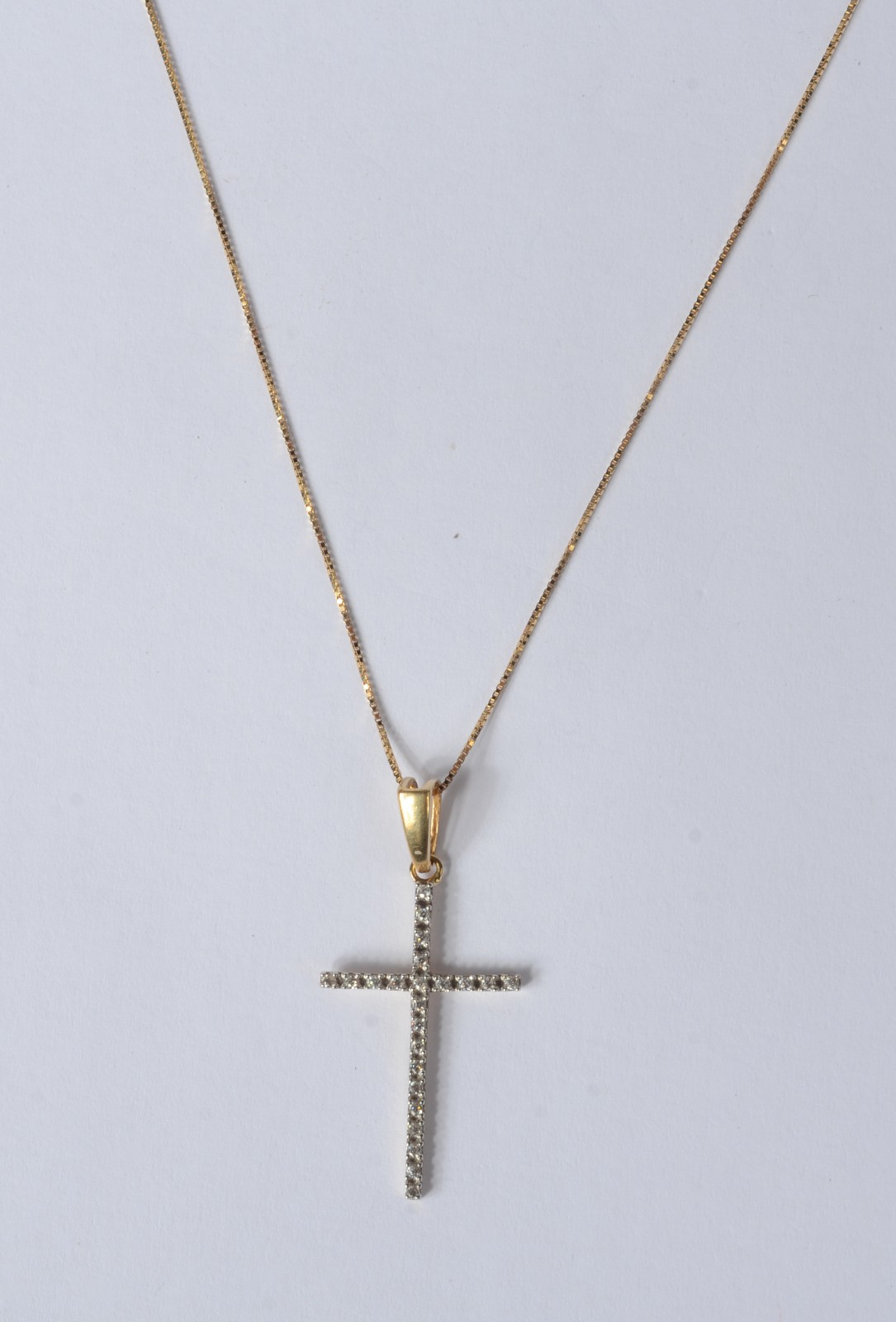 Colar com pendente na forma de cruz com brilhantes de ouro 18 k... - foto 1 de 5
