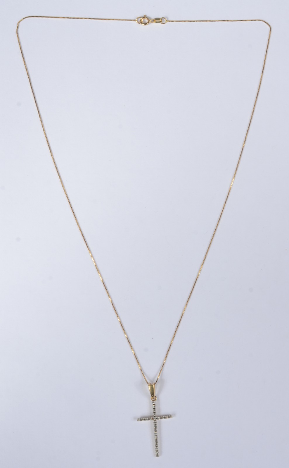 Colar com pendente na forma de cruz com brilhantes de ouro 18 k... - foto 2 de 5