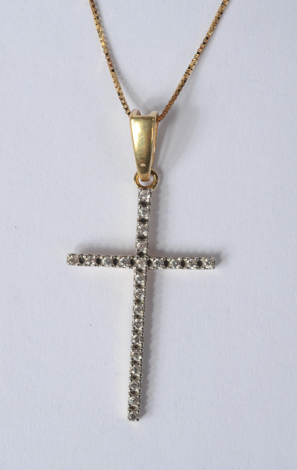 Colar com pendente na forma de cruz com brilhantes de ouro 18 k... - foto 3 de 5