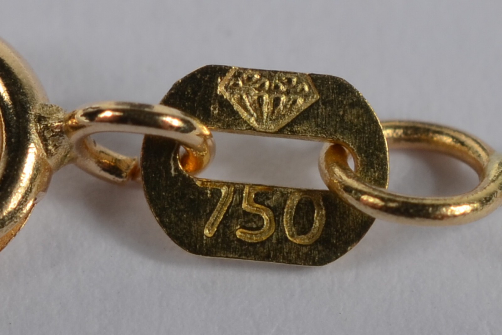 Colar com pendente na forma de cruz com brilhantes de ouro 18 k... - foto 4 de 5