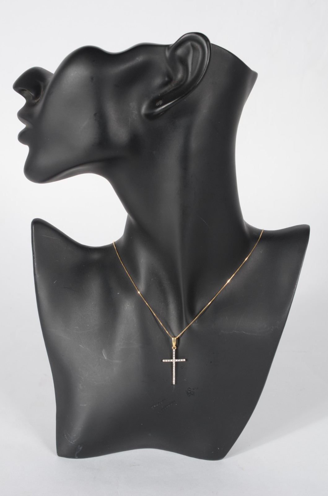 Colar com pendente na forma de cruz com brilhantes de ouro 18 k... - foto 5 de 5