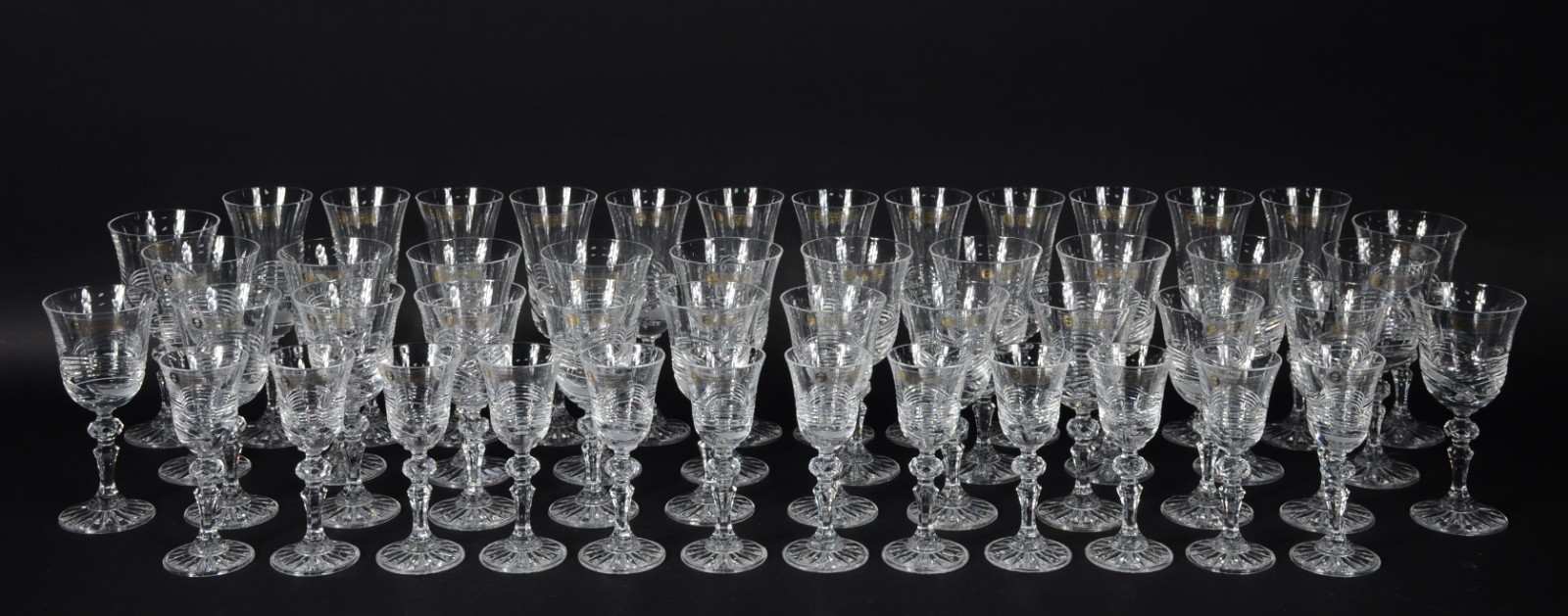 Serviço de cristal polonês, composto de: 12 taças de champagne, 12... - foto 1 de 7
