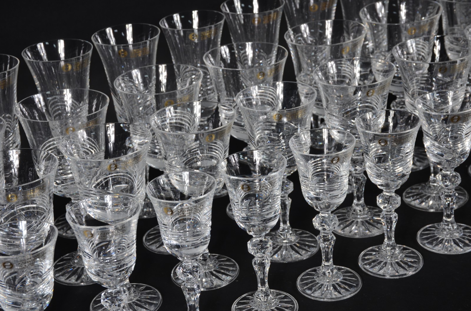 Serviço de cristal polonês, composto de: 12 taças de champagne, 12... - foto 4 de 7