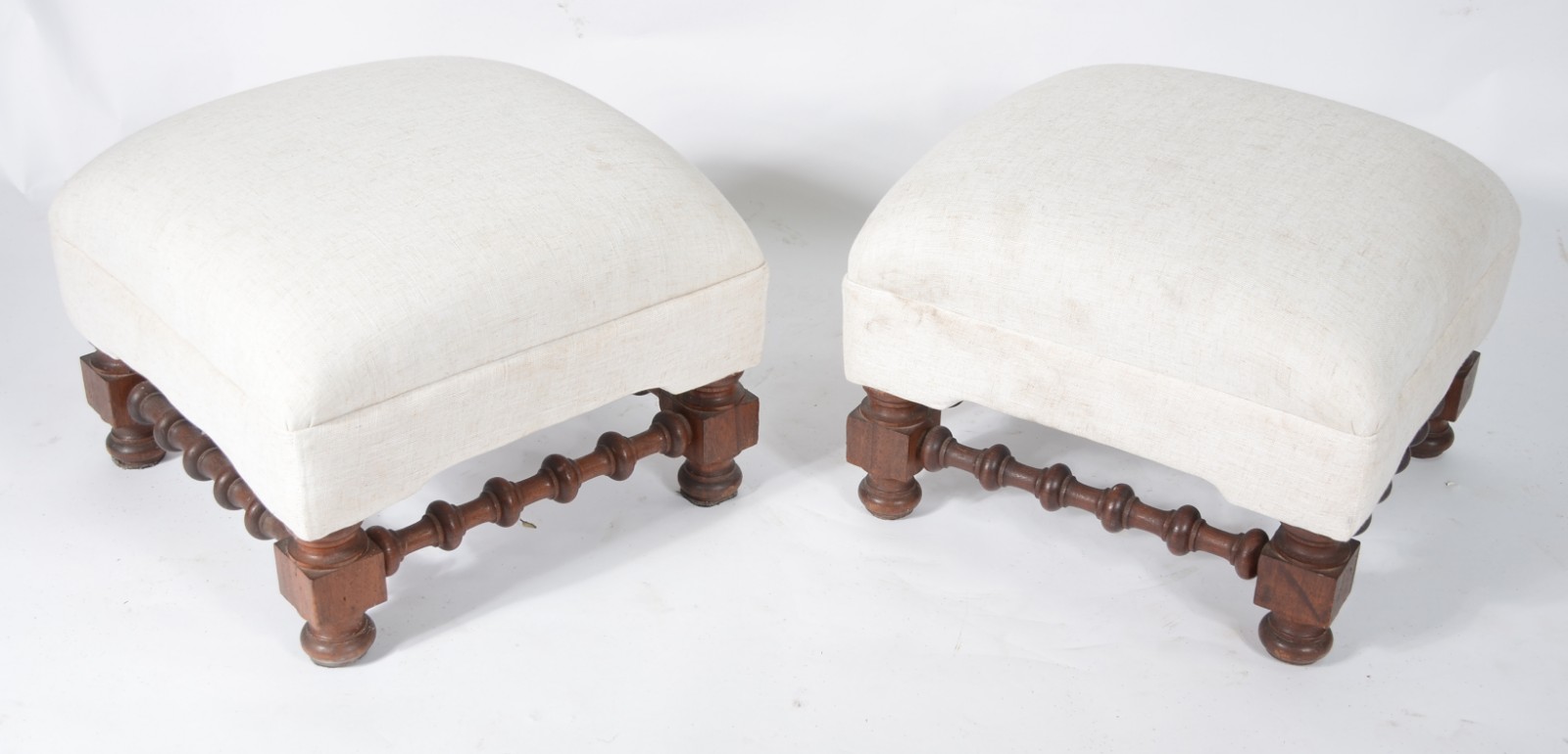 Par de banquetas estofadas e forradas em tecido bege, pés de madeira... - foto 1 de 5