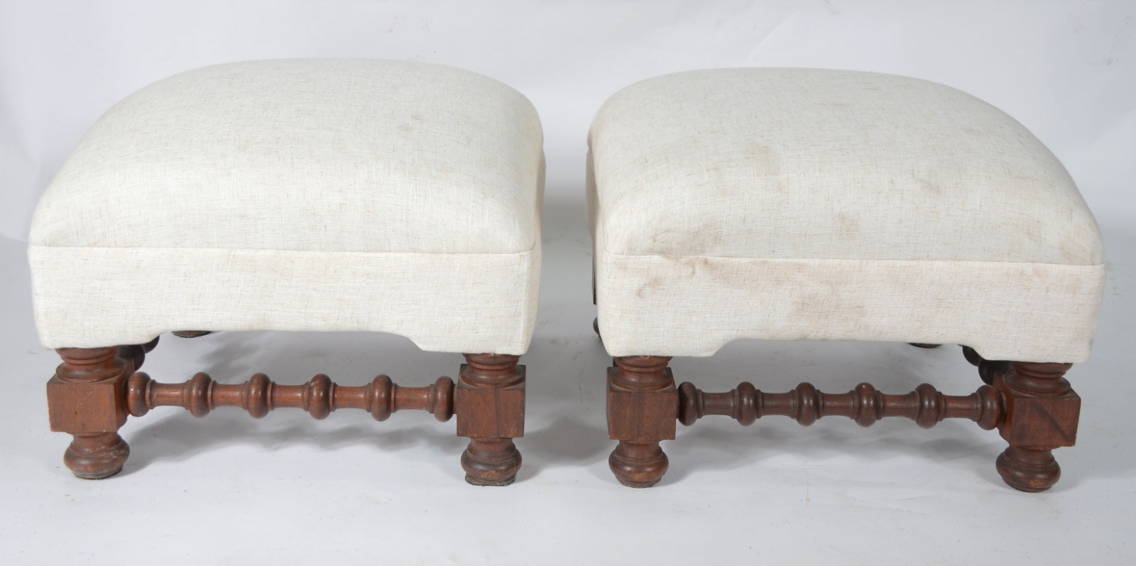 Par de banquetas estofadas e forradas em tecido bege, pés de madeira... - foto 2 de 5