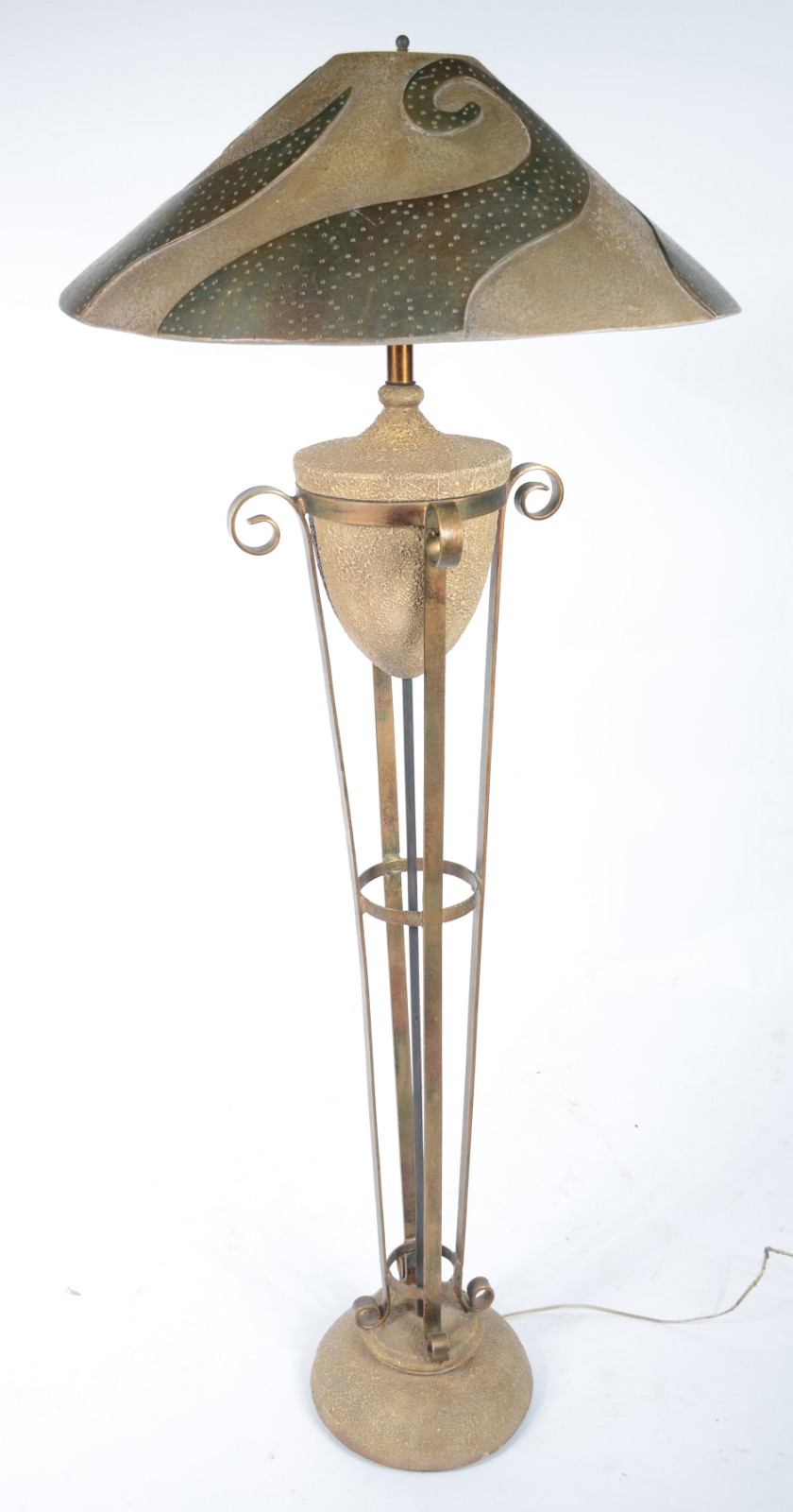 Abatjour de pé alto de metal dourado, cúpula de resina trabalhada. - foto 1 de 8