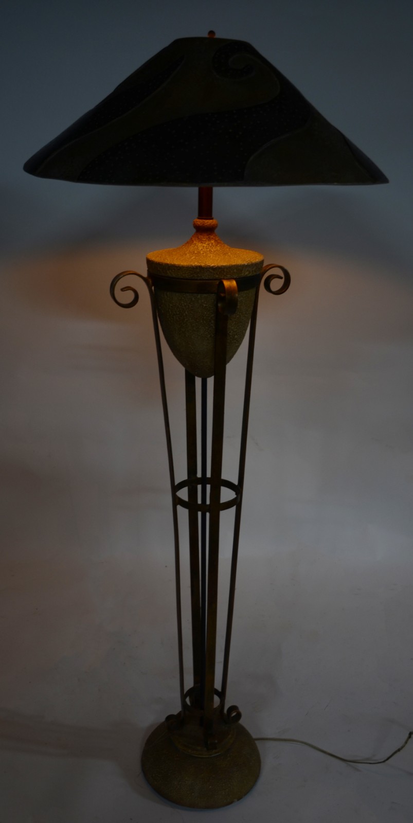 Abatjour de pé alto de metal dourado, cúpula de resina trabalhada. - foto 2 de 8