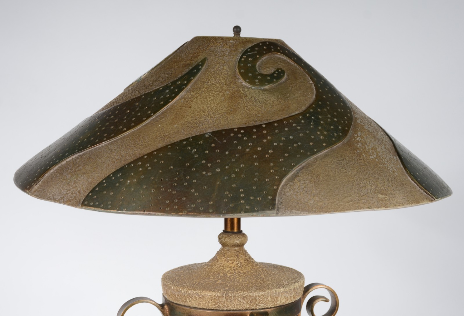 Abatjour de pé alto de metal dourado, cúpula de resina trabalhada. - foto 4 de 8