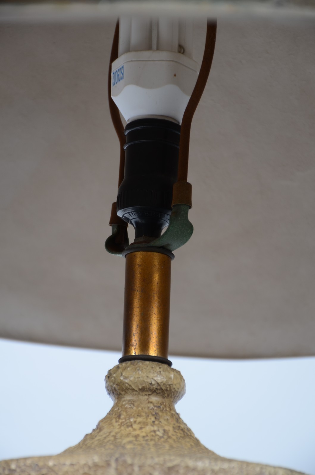 Abatjour de pé alto de metal dourado, cúpula de resina trabalhada. - foto 7 de 8