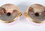 Limoges (1771),  - Par de cuspideiras de porcelana francesa de Limoges na cor rosa, tampos com cenas de casal com barris de vinho em policromia e laterais com cabeças de