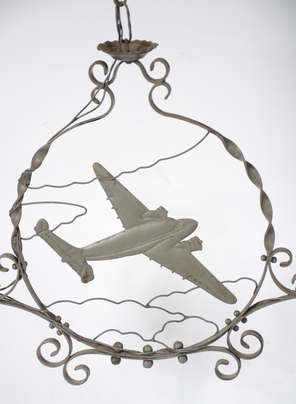 Lustre de metal prateado, detalhe com avião, mangas de vidro. - foto 3 de 6
