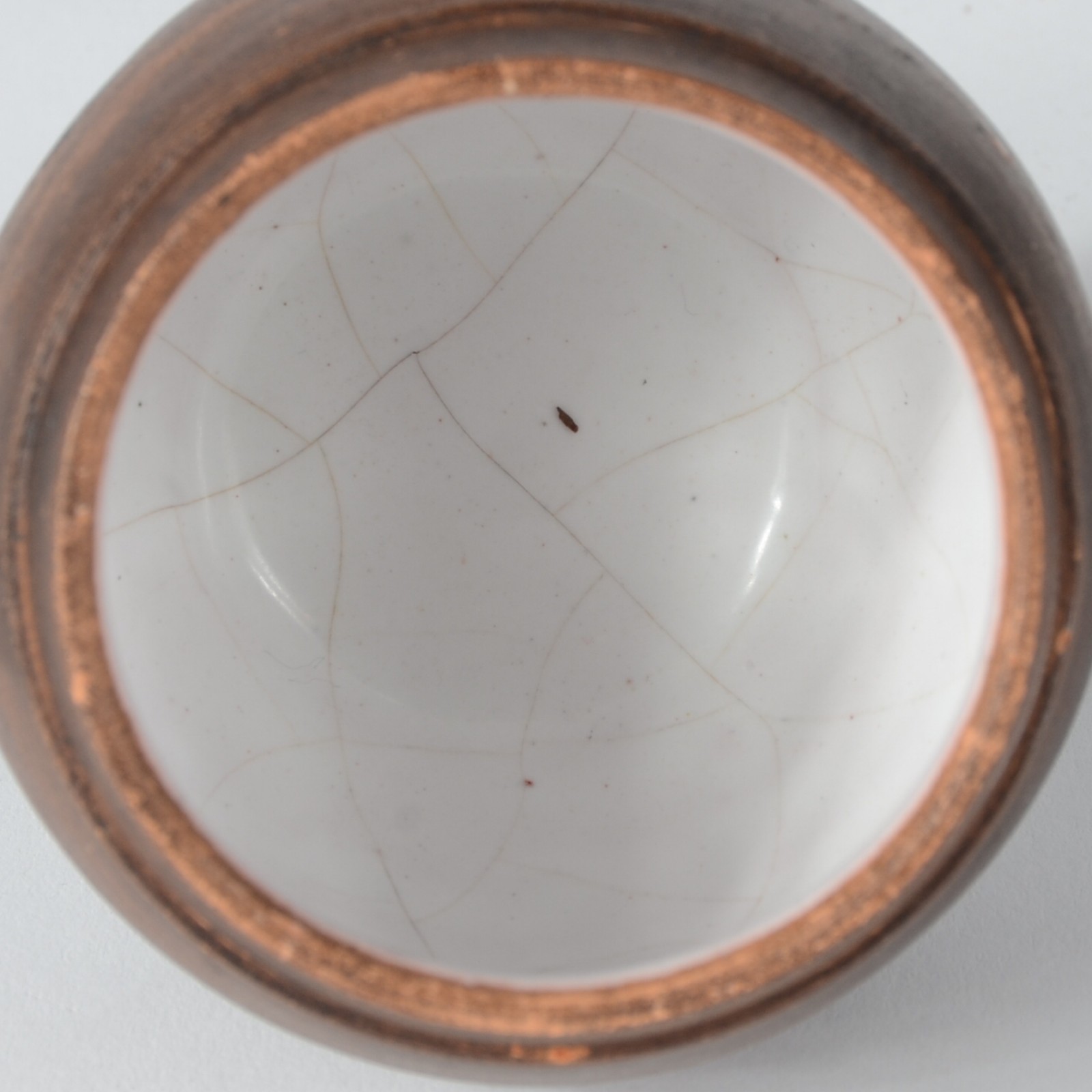 Jarra com quatro copinhos de cerâmica, interior vitrificado branco... - foto 5 de 8