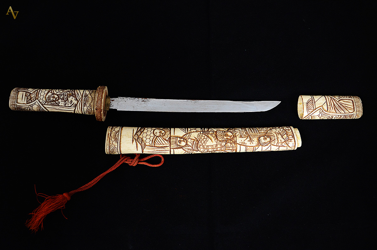 Faca oriental para harakiri com bainha de marfim trabalhado com... - foto 2 de 2