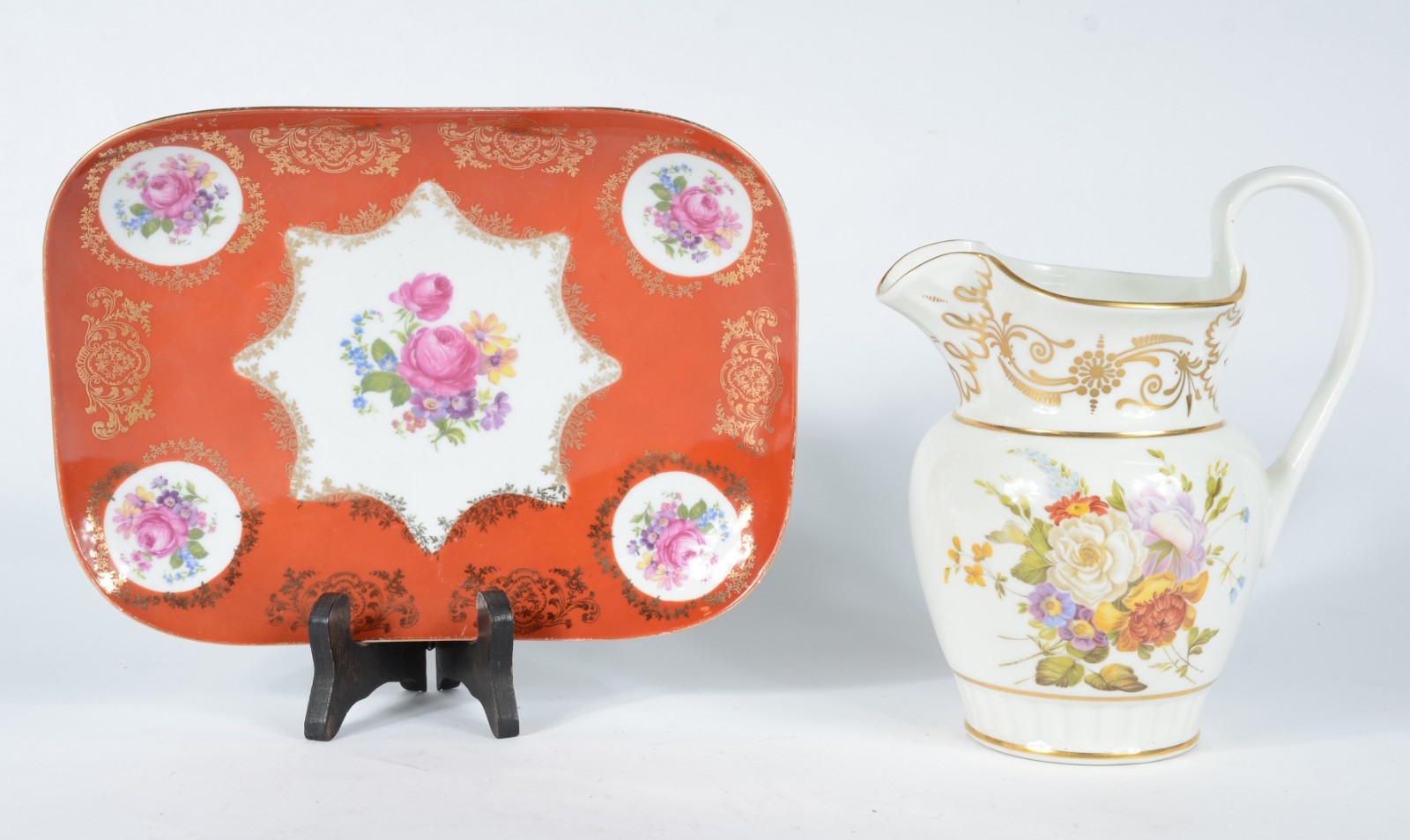 Duas peças de porcelana, sendo: Jarra para água chinesa na cor creme... - foto 1 de 10