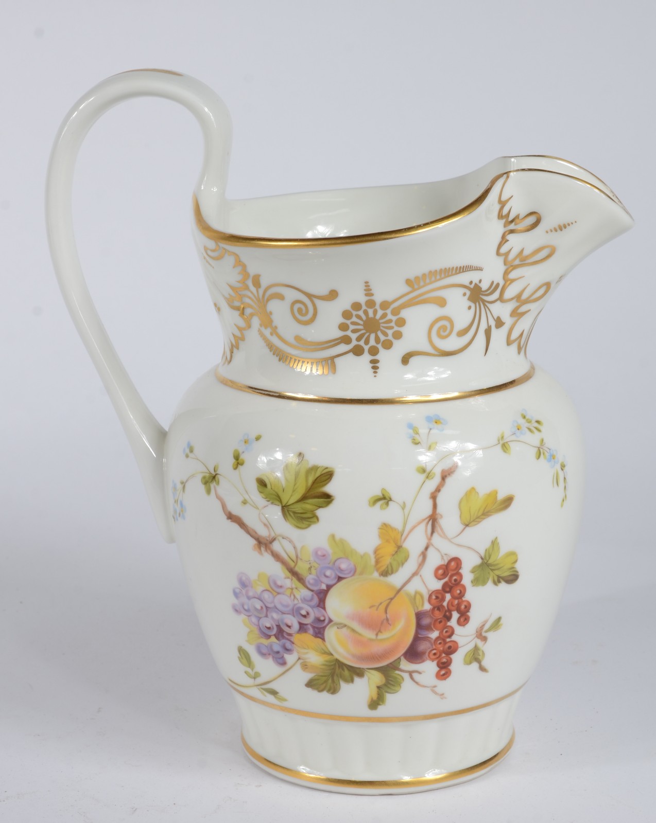 Duas peças de porcelana, sendo: Jarra para água chinesa na cor creme... - foto 2 de 10