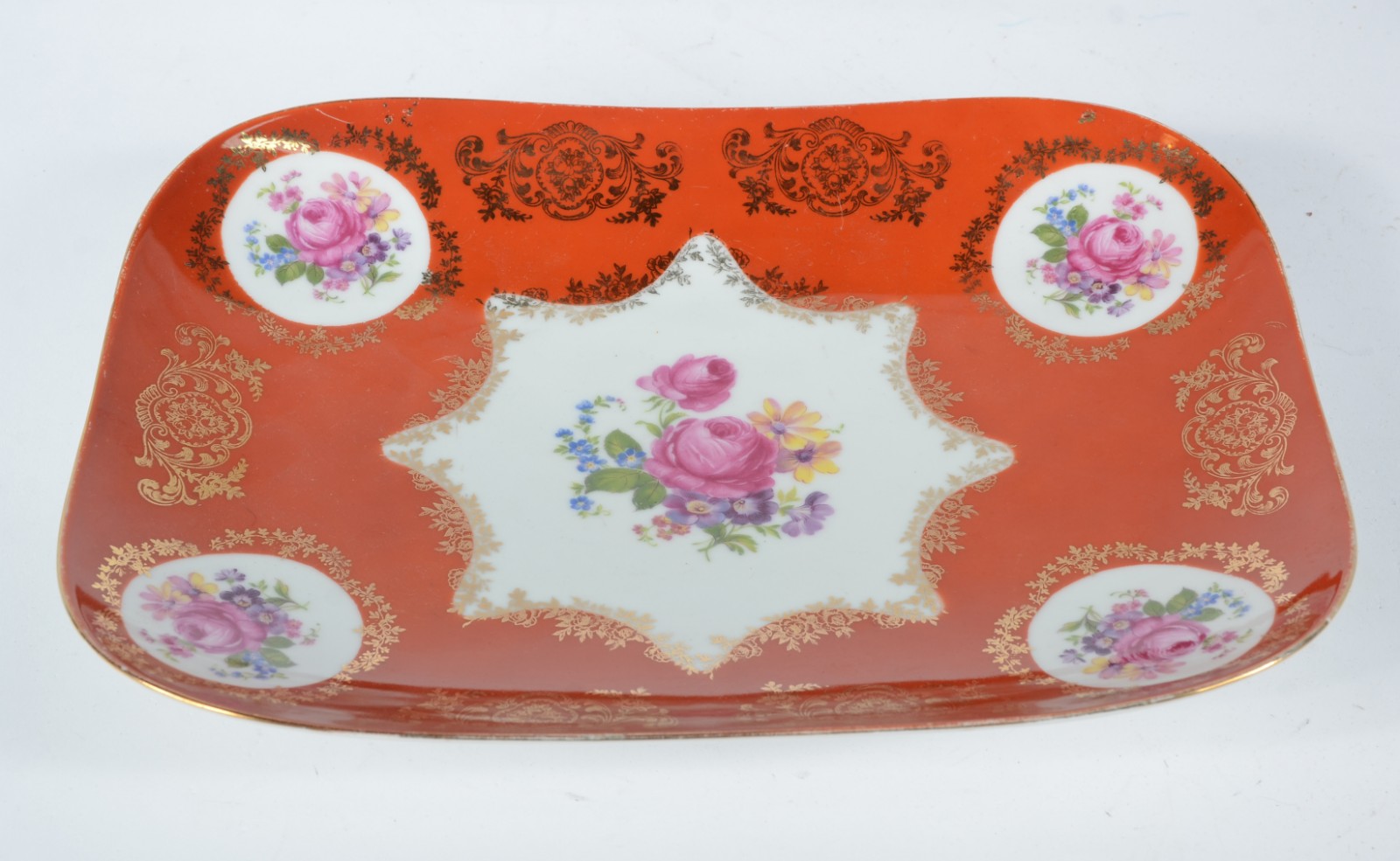 Duas peças de porcelana, sendo: Jarra para água chinesa na cor creme... - foto 3 de 10