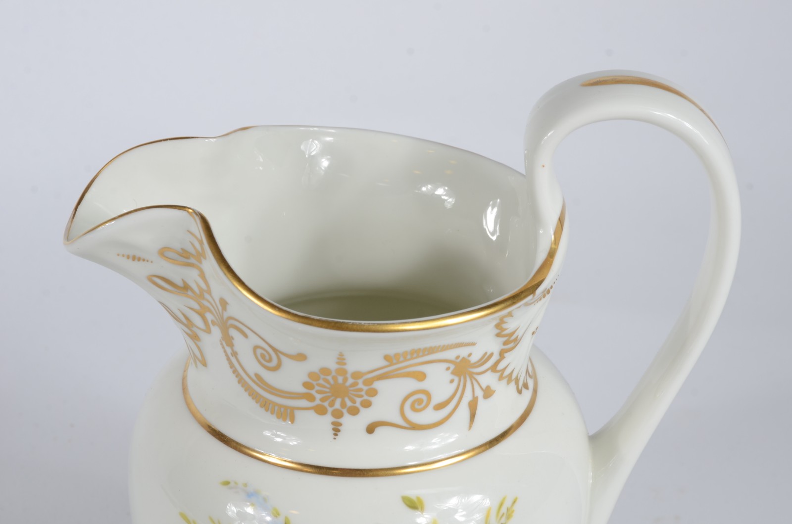 Duas peças de porcelana, sendo: Jarra para água chinesa na cor creme... - foto 5 de 10