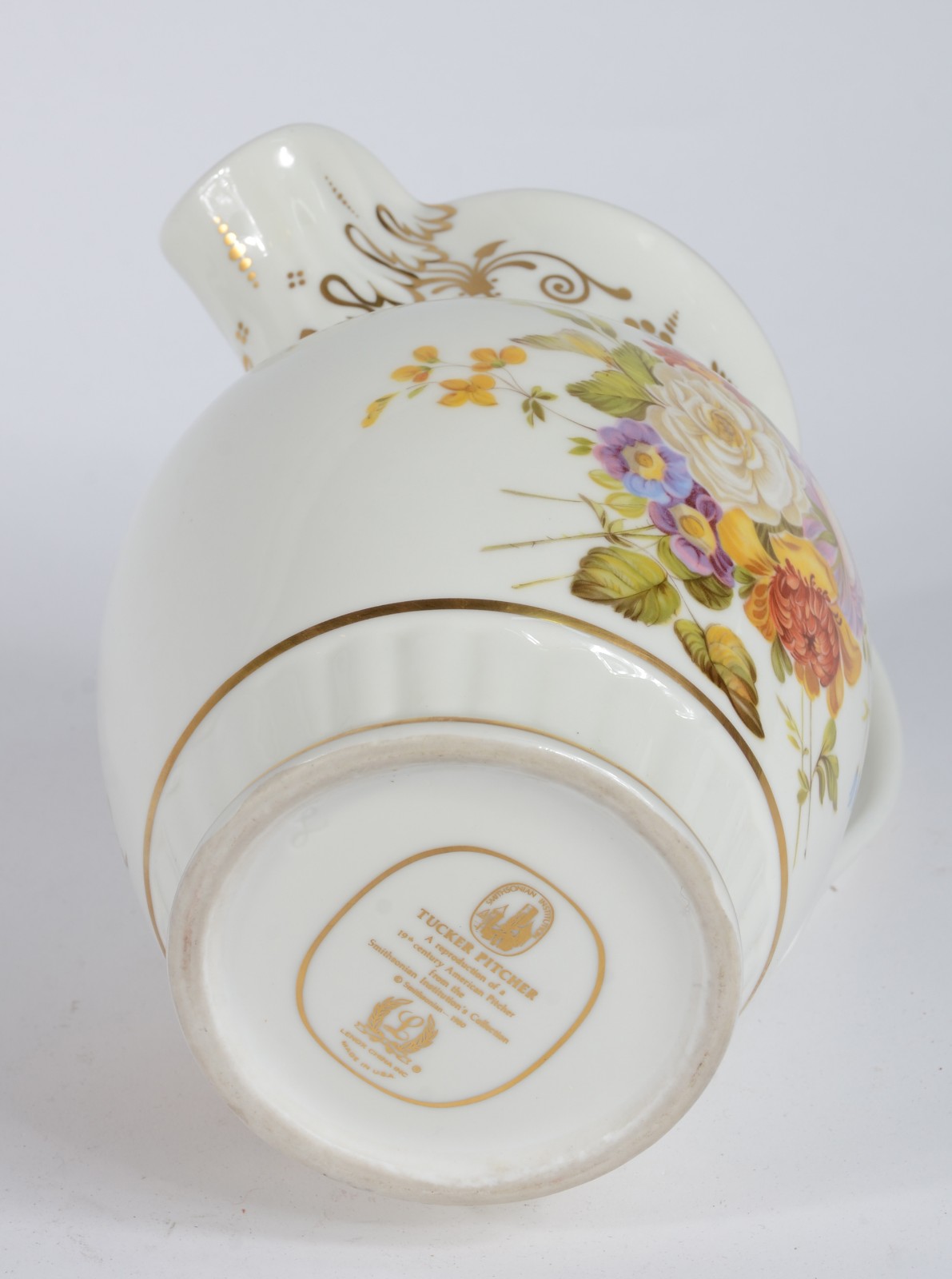 Duas peças de porcelana, sendo: Jarra para água chinesa na cor creme... - foto 6 de 10