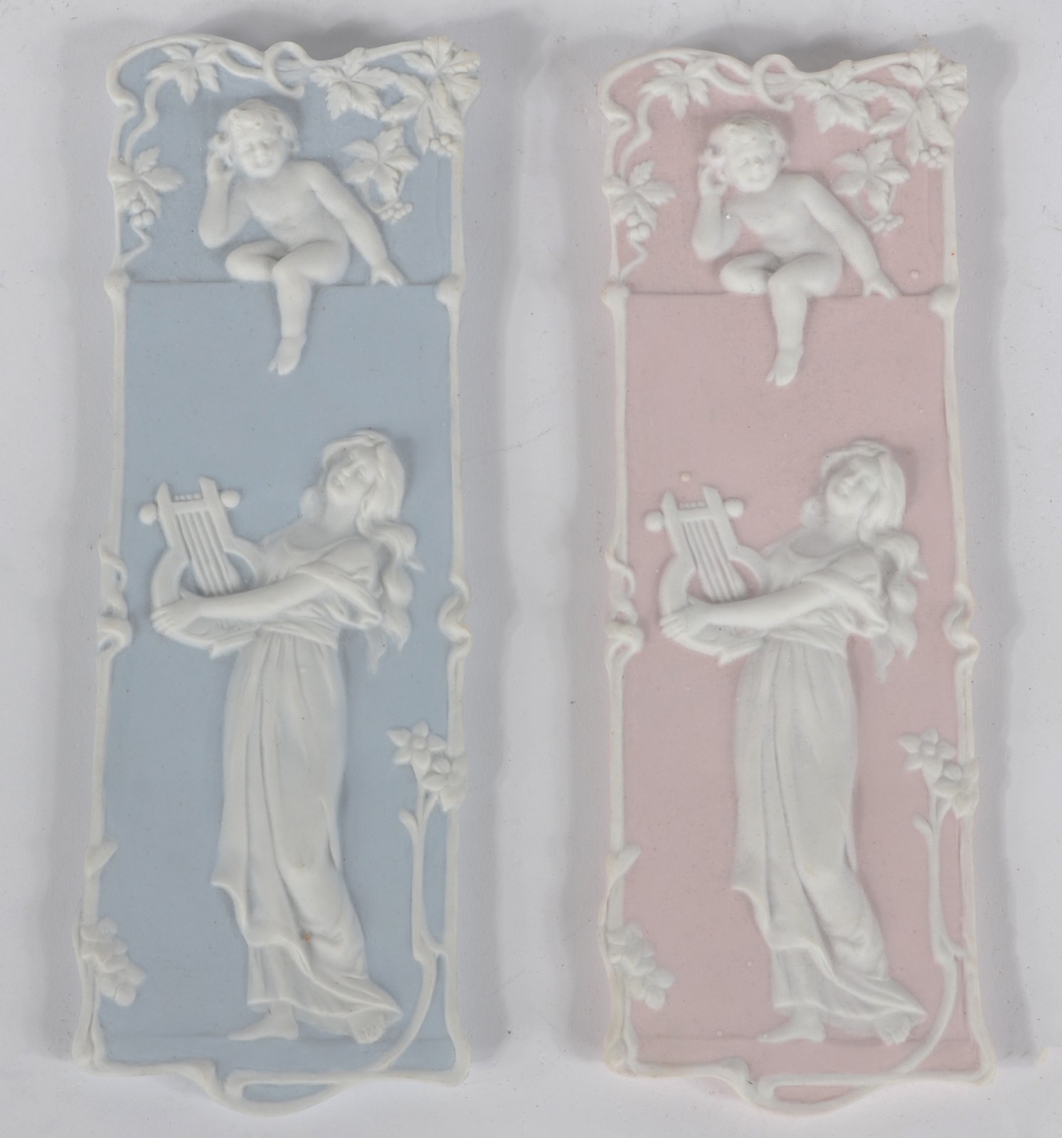 Par de placas de biscuit, uma na cor rosa e outra na cor azul... - foto 1 de 6