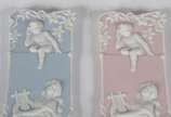 SALER,  - Par de placas de biscuit, uma na cor rosa e outra na cor azul decoradas com figuras femininas tocando harpa encimadas por figuras de "pucci", bordas c