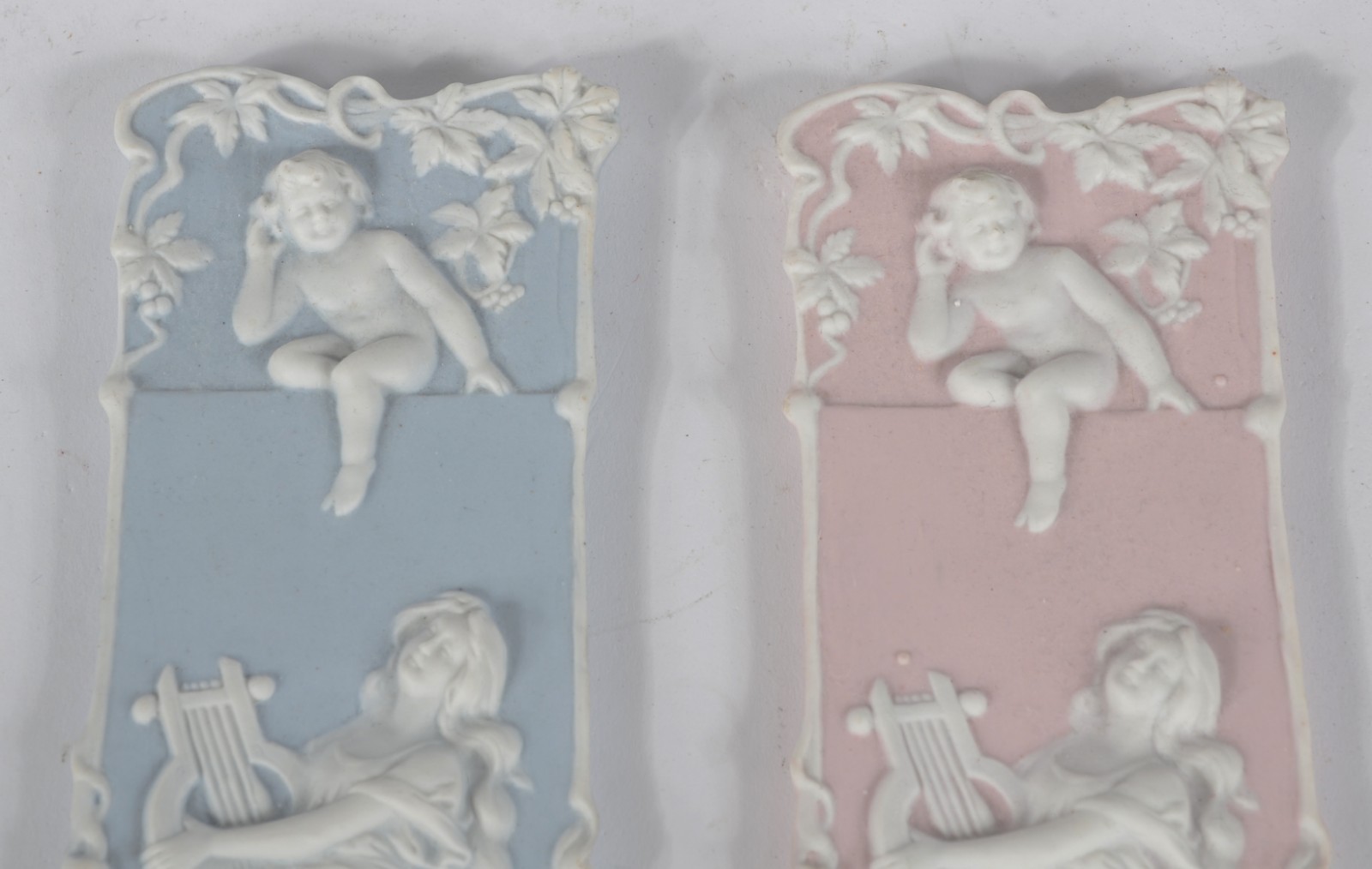 Par de placas de biscuit, uma na cor rosa e outra na cor azul... - foto 3 de 6