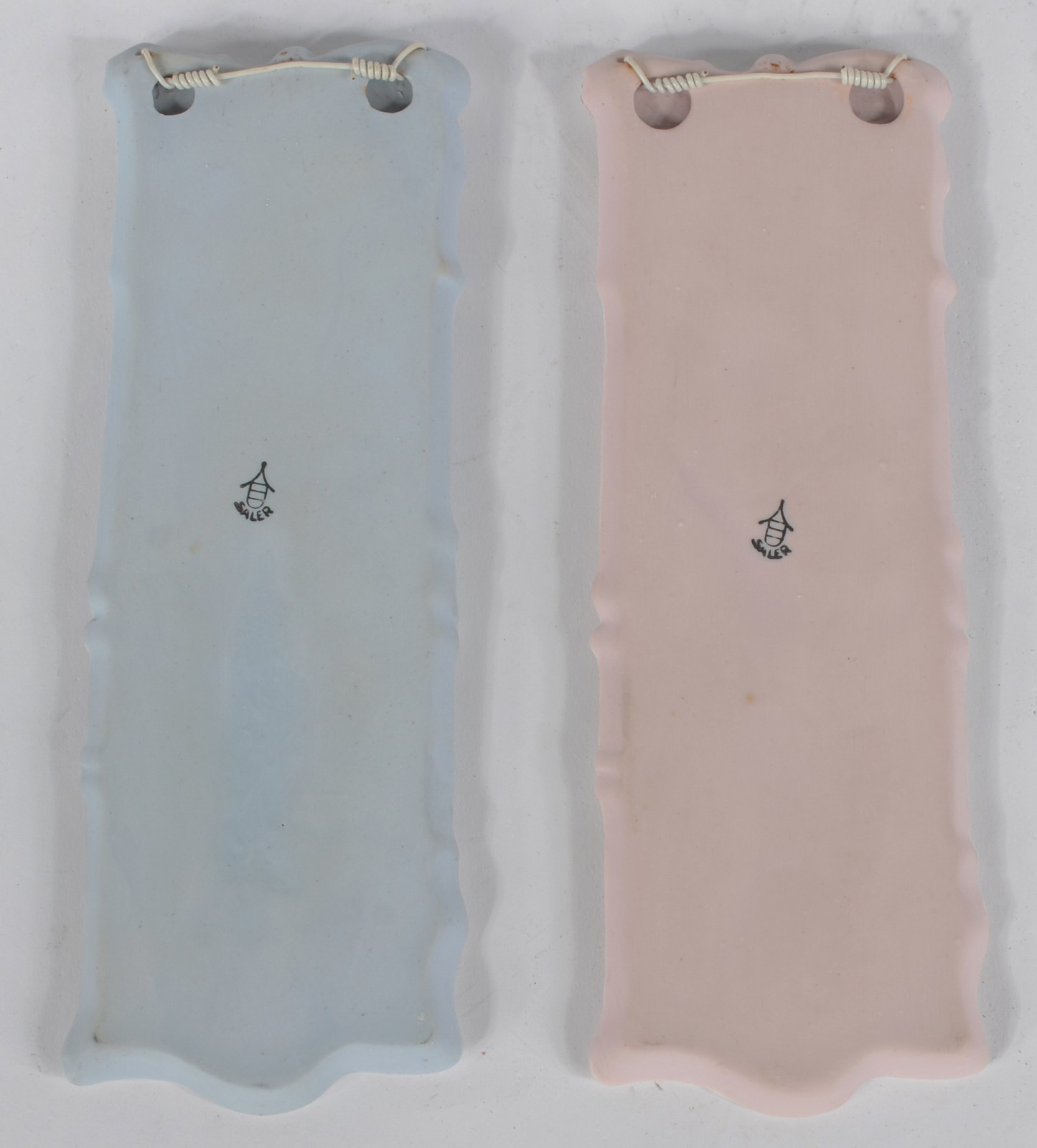 Par de placas de biscuit, uma na cor rosa e outra na cor azul... - foto 4 de 6
