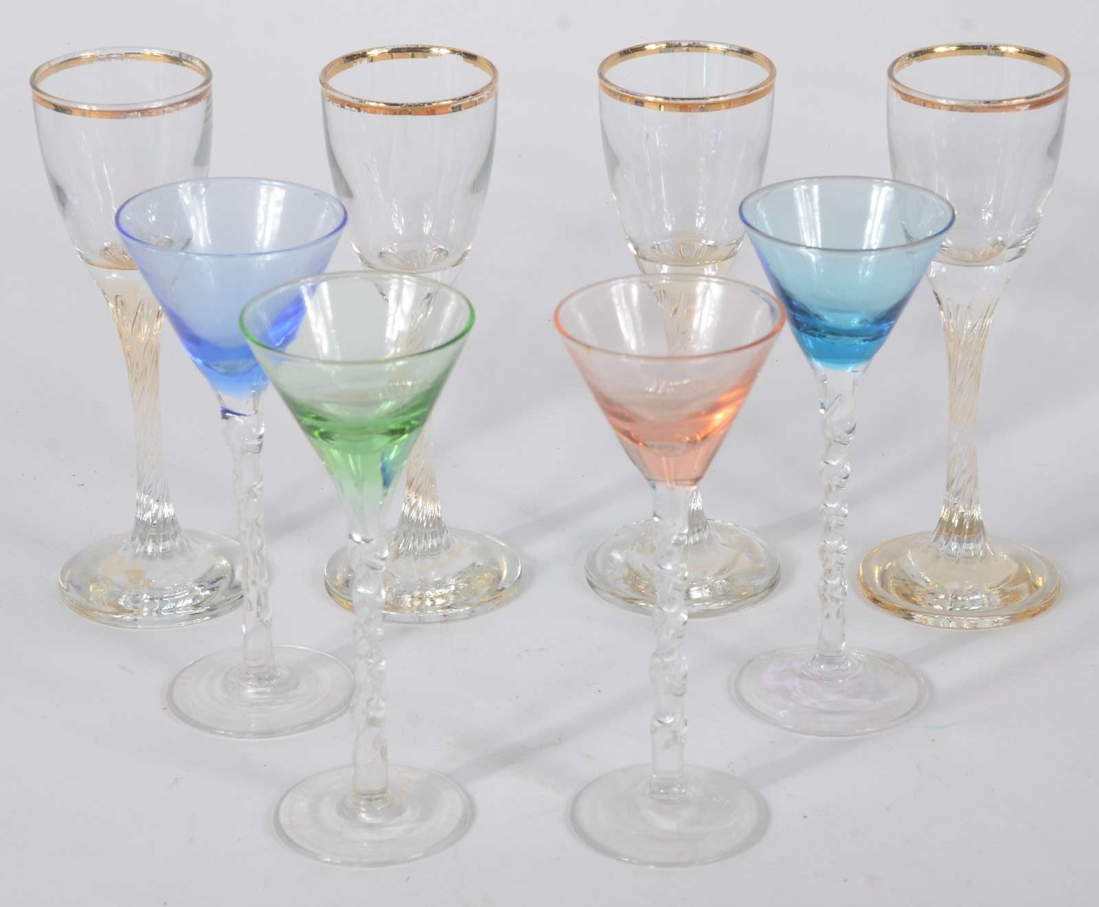 Oito taças diversas em demi cristal para licor, sendo: 4 coloridas e... - foto 1 de 4