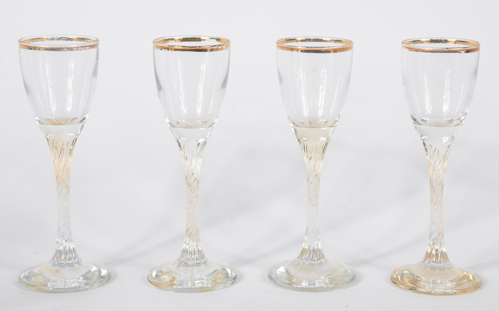 Oito taças diversas em demi cristal para licor, sendo: 4 coloridas e... - foto 2 de 4