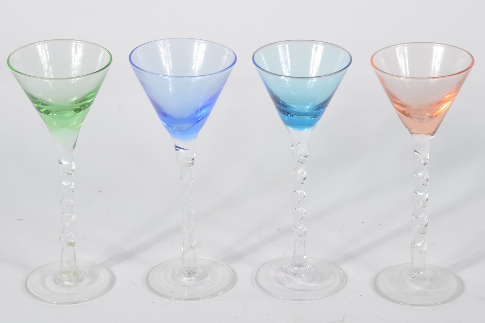 Oito taças diversas em demi cristal para licor, sendo: 4 coloridas e... - foto 3 de 4