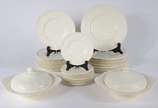 WEDGWOOD (1759),  - Aparelho de jantar de faiança inglesa Wedgwood na cor creme com grega floral em relevo, composto de: 12 pratos rasos, 11 pratos de sobremesa,  12 prat