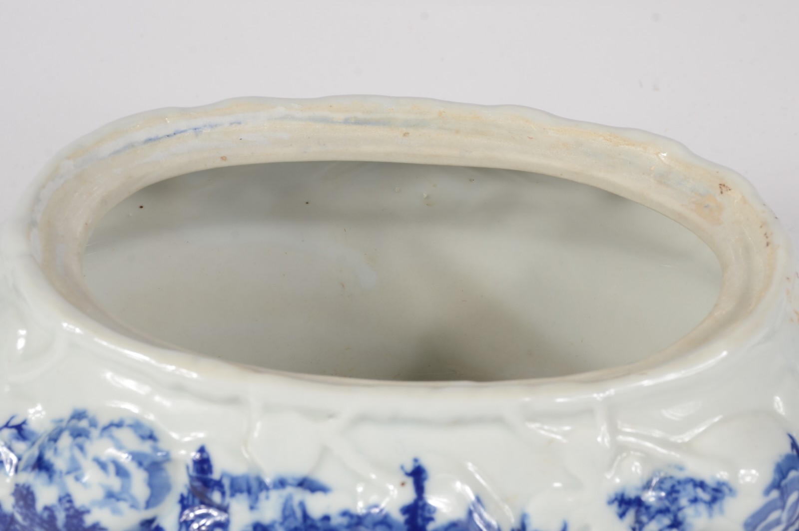 Sopeira de porcelana decorada ao gosto ingles azul e branca. - foto 3 de 5