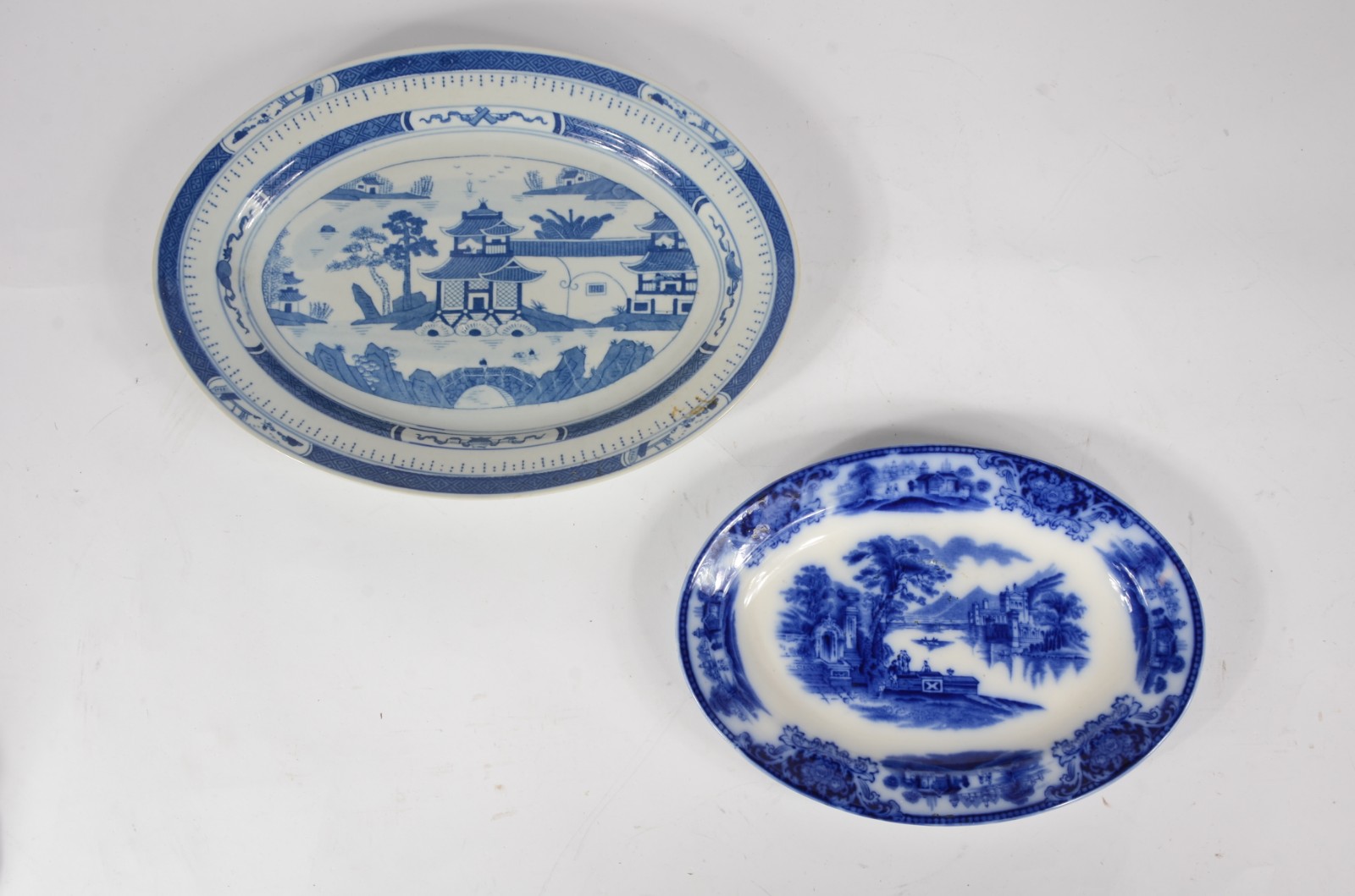 Duas travessas de faiança azul e branca, sendo uma oriental decorada... - foto 1 de 6