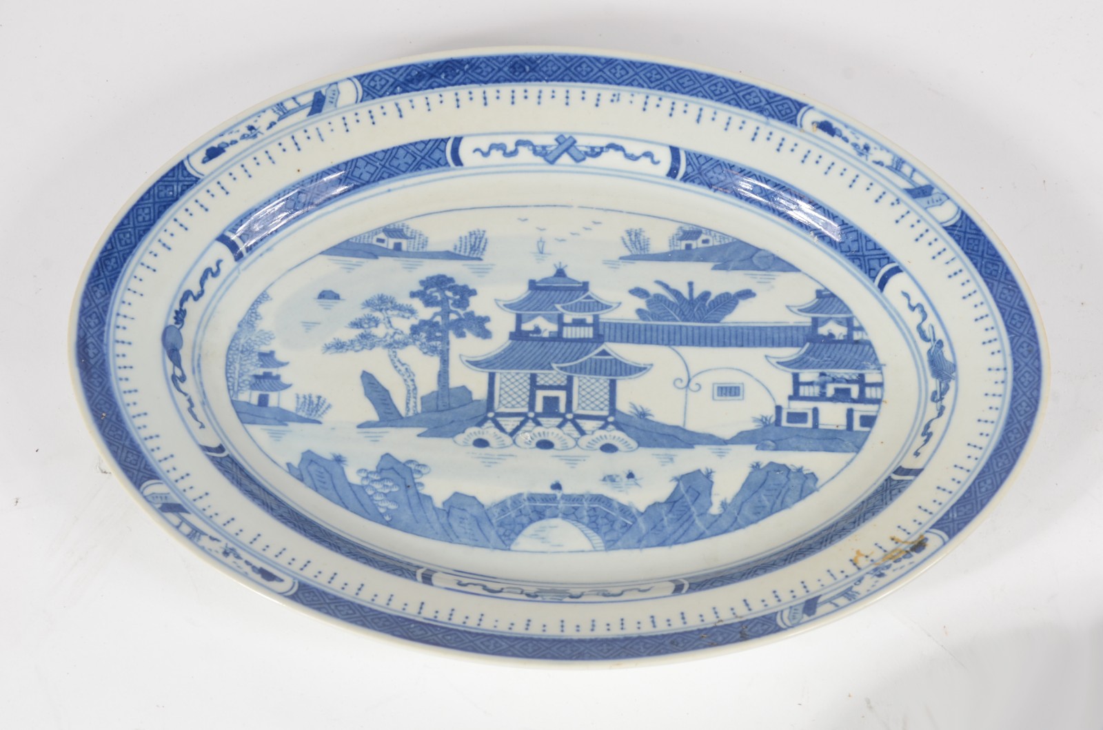 Duas travessas de faiança azul e branca, sendo uma oriental decorada... - foto 2 de 6