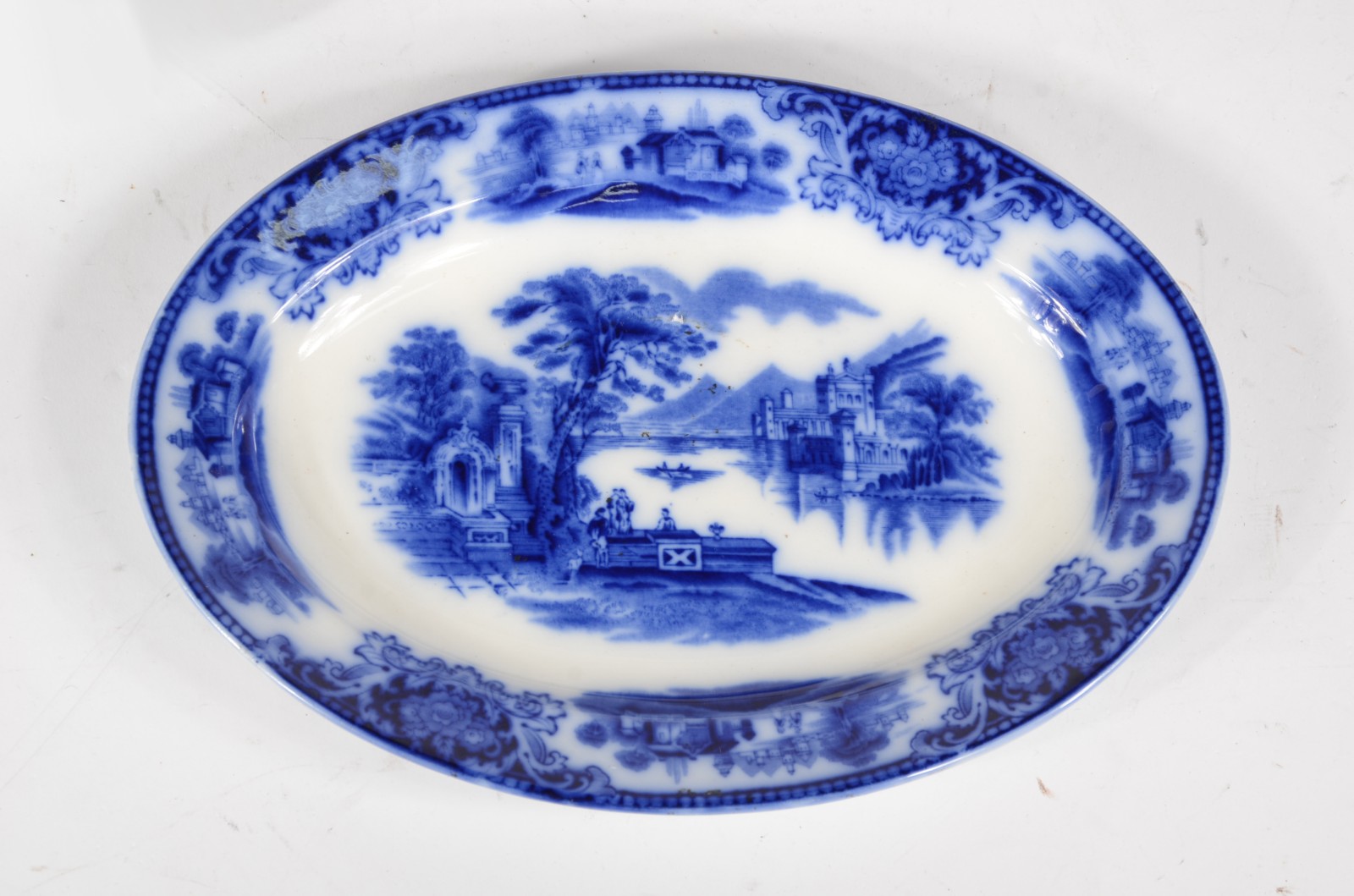 Duas travessas de faiança azul e branca, sendo uma oriental decorada... - foto 3 de 6