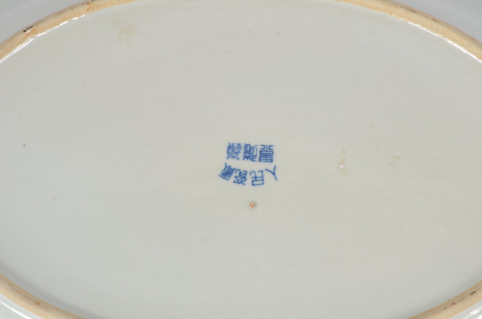 Duas travessas de faiança azul e branca, sendo uma oriental decorada... - foto 4 de 6