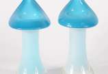 Par de vasos decorativos de vidro azul e branco. - Par de vasos decorativos de vidro azul e branco.